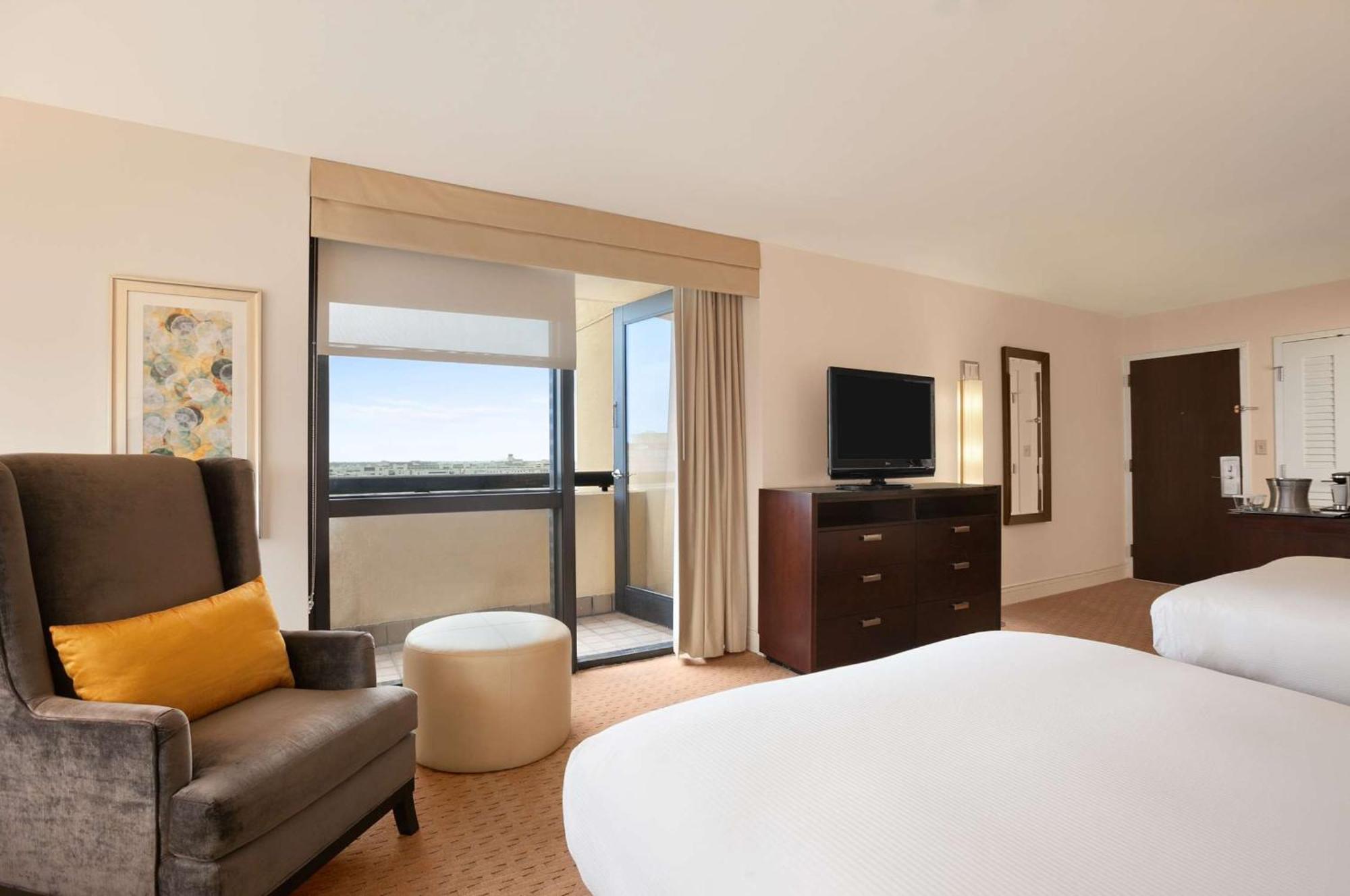 Hilton Miami Airport Blue Lagoon 4*