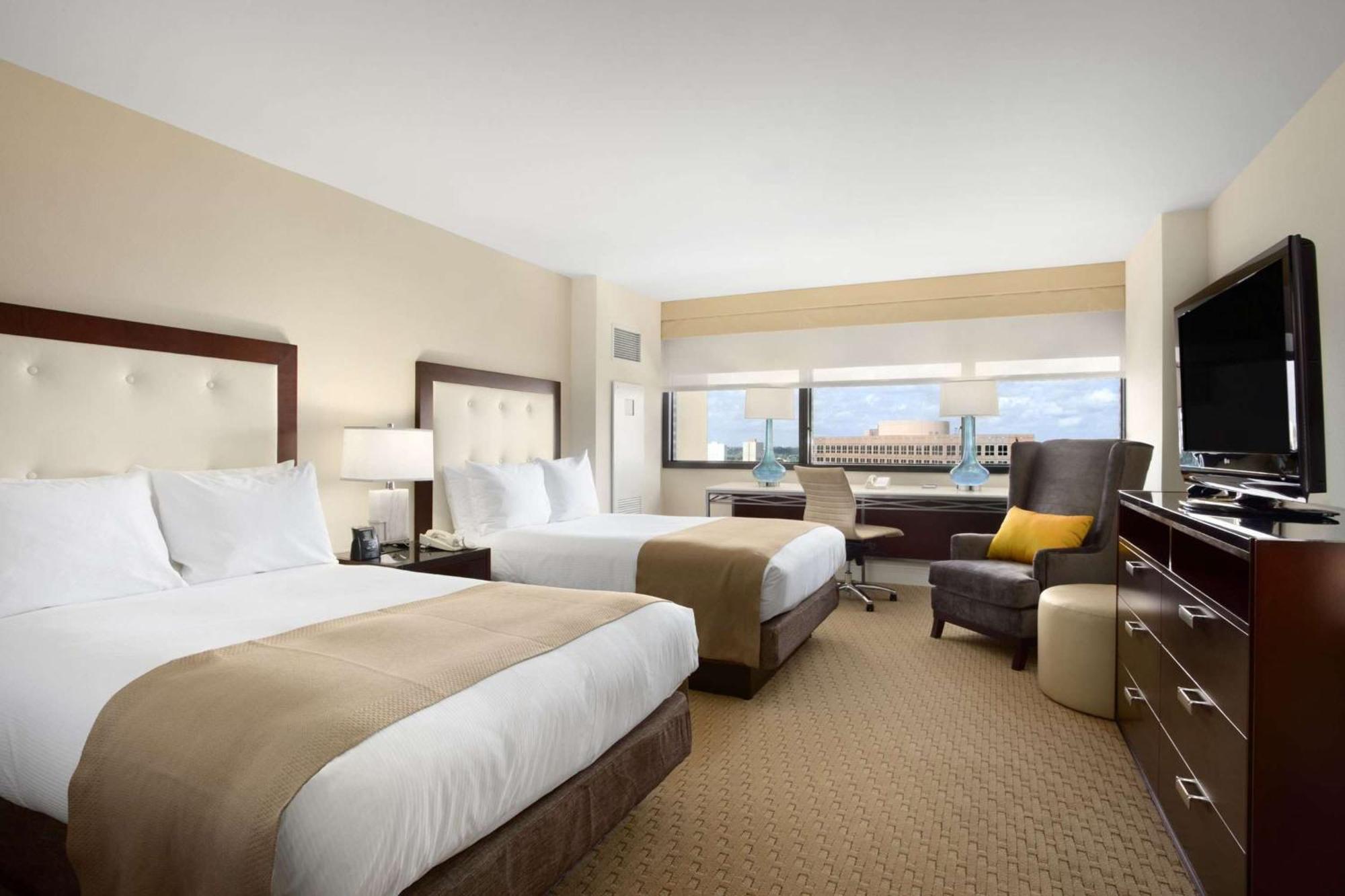 Hilton Miami Airport Blue Lagoon 4*